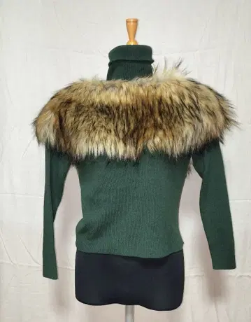 퍼 칼라 다크 그린 터틀넥