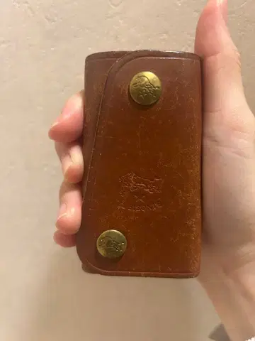 브라운 가죽 키케이스 골드 버튼 포함