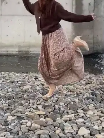 브라운 니트 가디건과 플로럴 롱 스커트 세트