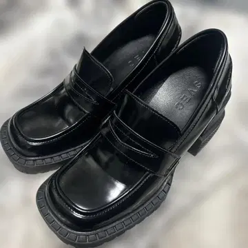 블랙 로퍼 통굽 디자인