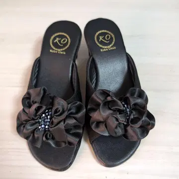 고베 오아시스 큰 코사지가 귀여운 슬림 레그 뮬 실내용 슬리퍼