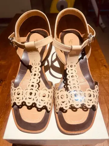 베이지 레이스업 중간 굽 샌들