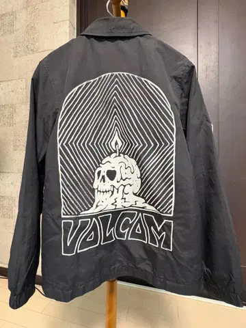 VOLCOM 나일론 자켓 블랙 스컬 프린트