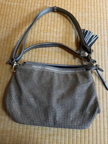 스터드 장식 그레이 숄더백