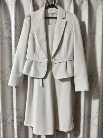 EMMA JAMES 화이트 스커트 수트 사이즈 9