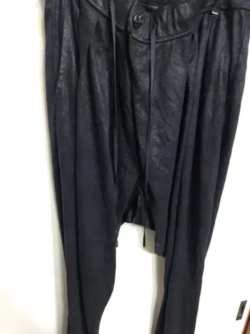 roen 로엔 7만 코팅 광택 맨투맨 사루엘 팬츠