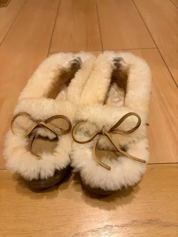 어그 부츠 리본 포함 크림색