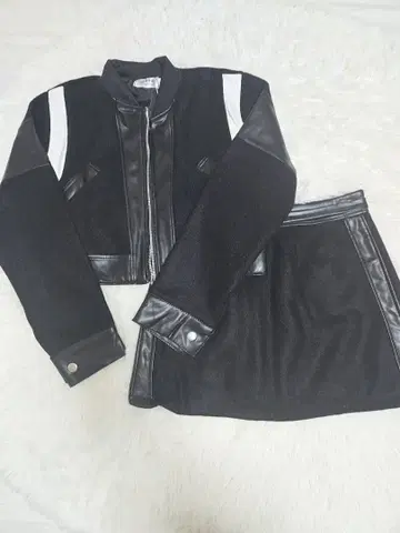 연말 세일 4999원에서 3499원으로 크롭 자켓과 스커트 셋업