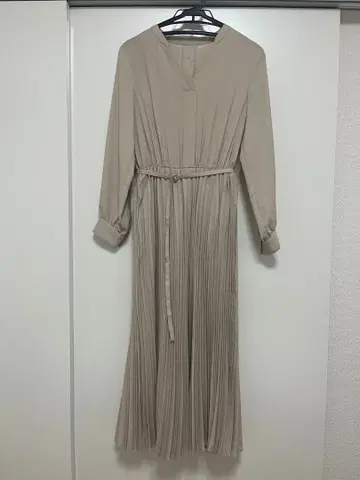 그린 레이블 릴랙싱 베이지 플리츠 긴팔 원피스