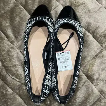 [새상품] 플랫슈즈 42 블랙과 화이트 트위드