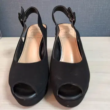 Feroux 블랙 오픈토 웨지힐