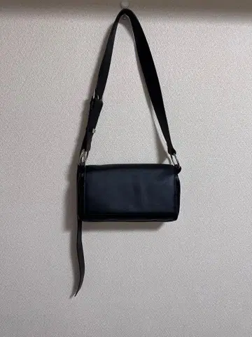 블랙 숄더백 심플한 디자인