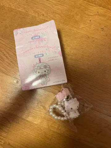 산리오 캐릭터즈 시크릿 스트랩 화이트 프릴 챠미키티