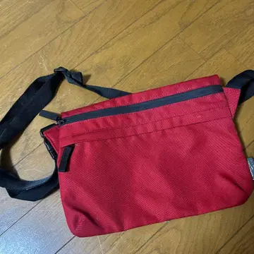 빨간색 나일론 숄더백
