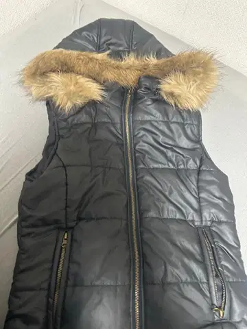 퍼 달린 블랙 다운 베스트