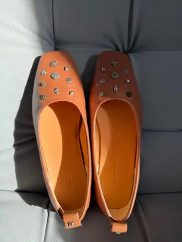 장식 포함 베이지 플랫 발레 슈즈