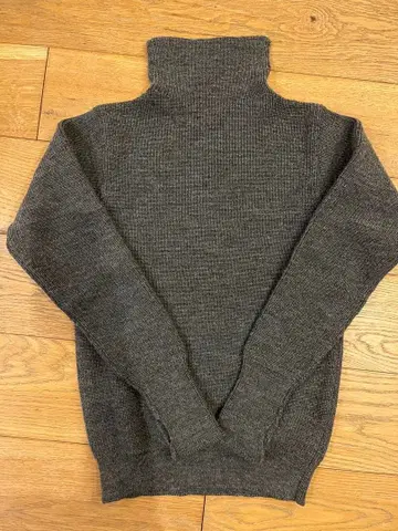 다크 그레이 터틀넥 니트