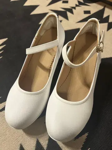 화이트 스트랩 하이힐 펌프스