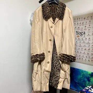 베이지 트렌치코트 레오파드 무늬