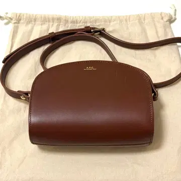 A.P.C. 숄더백 하프문 브라운