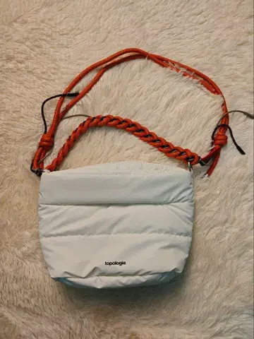 화이트 퍼프 디자인 숄더백