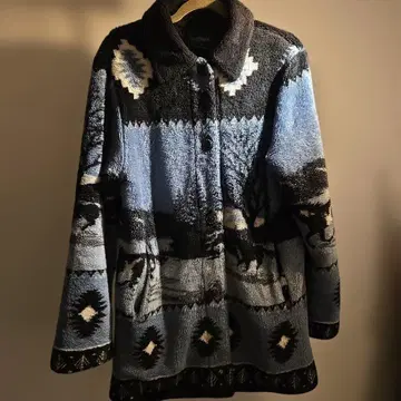 파랑과 블랙의 기하학 패턴 무스탕 코트