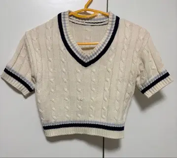 아이보리 V넥 반팔 니트