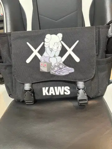 KAWS 숄더백 그래픽 프린트