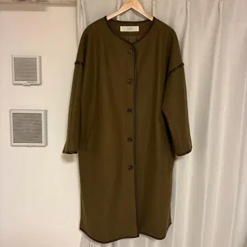 cepo 올리브색 버튼 달린 롱 코트