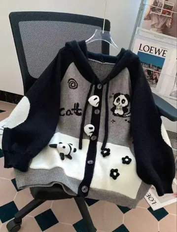 팬더 자수 후드 부착 니트 스웨터 ( 블랙 x 그레이 x 화이트 )