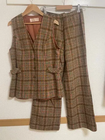 체크 무늬 베스트와 플레어 팬츠 셋업