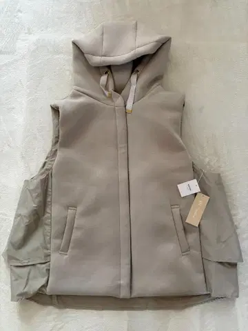 [ 새상품, 미사용 ] 벨메종 여성용 후드 부착 베스트 6L 사이즈