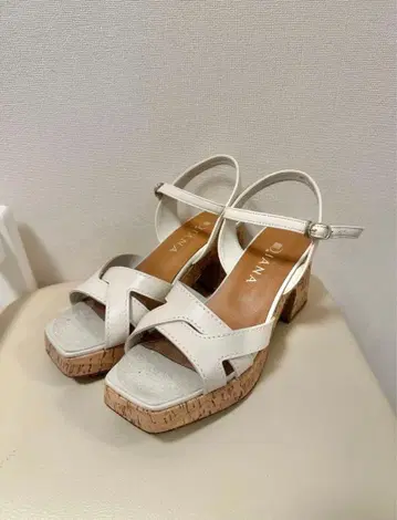 DIANA 화이트 크로스 스트랩 샌들