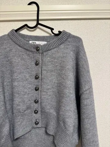 ZARA 그레이 버튼 크롭 니트 M 사이즈