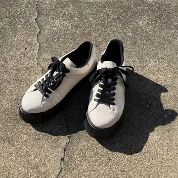 화이트 가죽 스니커즈 캐주얼