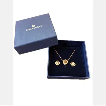 새상품 스와로브스키 플라워 모티브 목걸이 귀걸이 세트 박스 포함