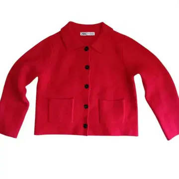 빨간색 버튼 달린 가디건