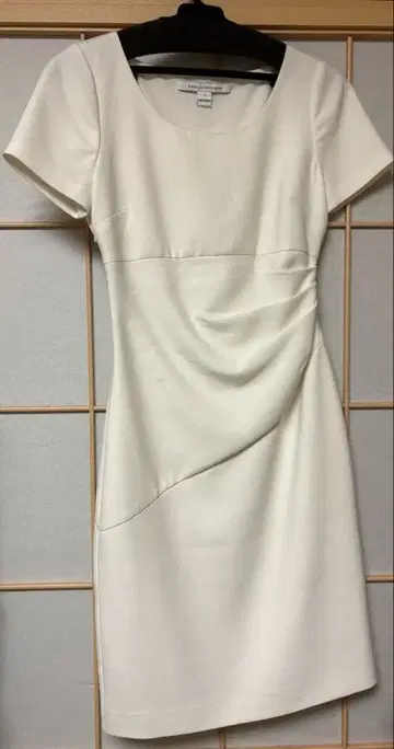 DIANE VON FURSTENBERG 화이트 반팔 무릎 기장 드레스