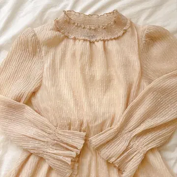 크림색 프릴 옷깃 미디 원피스