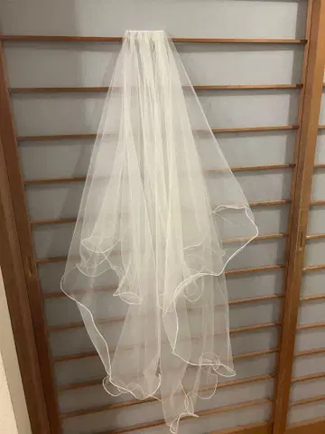 크림색 프릴 엣지 웨딩 베일