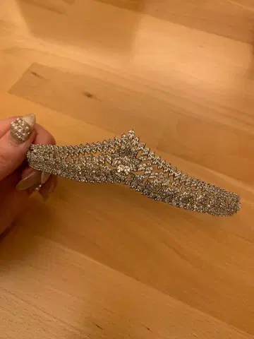 크리스탈 장식의 실버 티아라