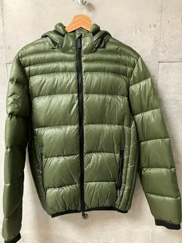 올리브 그린 다운 자켓 후드 부착