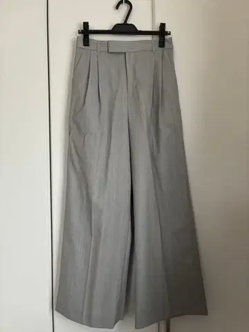 그레이 와이드 팬츠 플리츠 디자인