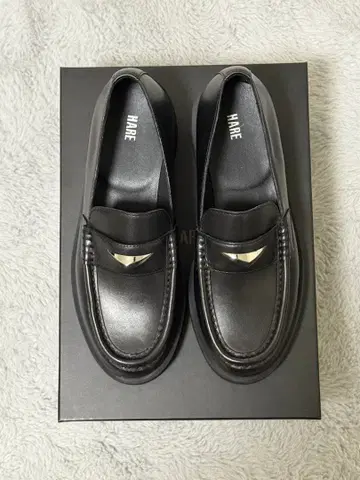 HARE 블랙 가죽 로퍼