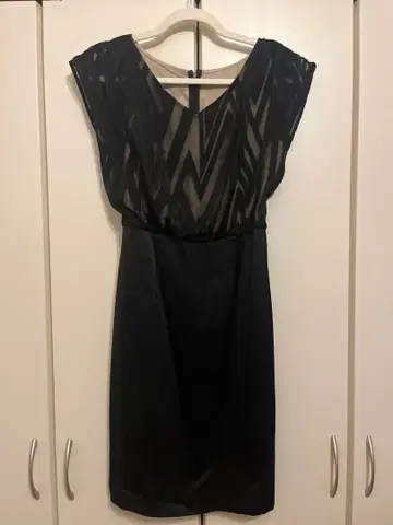 슬리브리스 무릎 기장 원피스 블랙