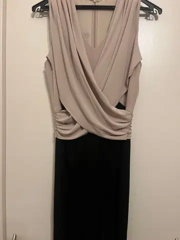 베이지와 블랙의 드레이프 원피스