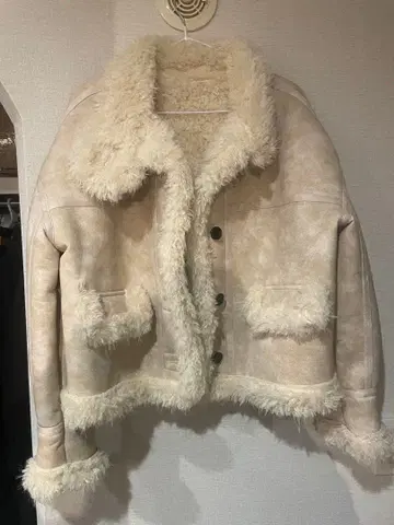 TWEE 오블리 퍼 배색 스웨이드 무스탕 Cream