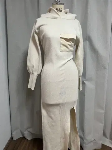 로자림 문 후드 부착 아이보리 컷 아웃 원피스