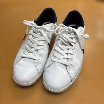 LACOSTE 화이트 가죽 스니커즈