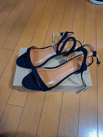 블랙 스웨이드 스트랩 힐 샌들